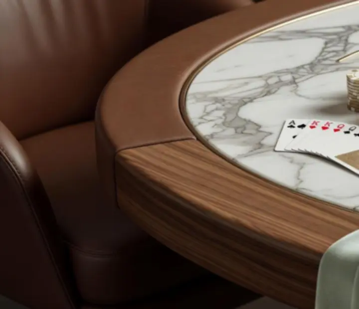 Márvány pókerasztal részlete luxus bőrüléssel és elegáns zsetonokkal